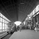 837447 Gezicht op het tweede perron van het N.S.-station Haarlem te Haarlem, met links het electrische treinstel nr. ...